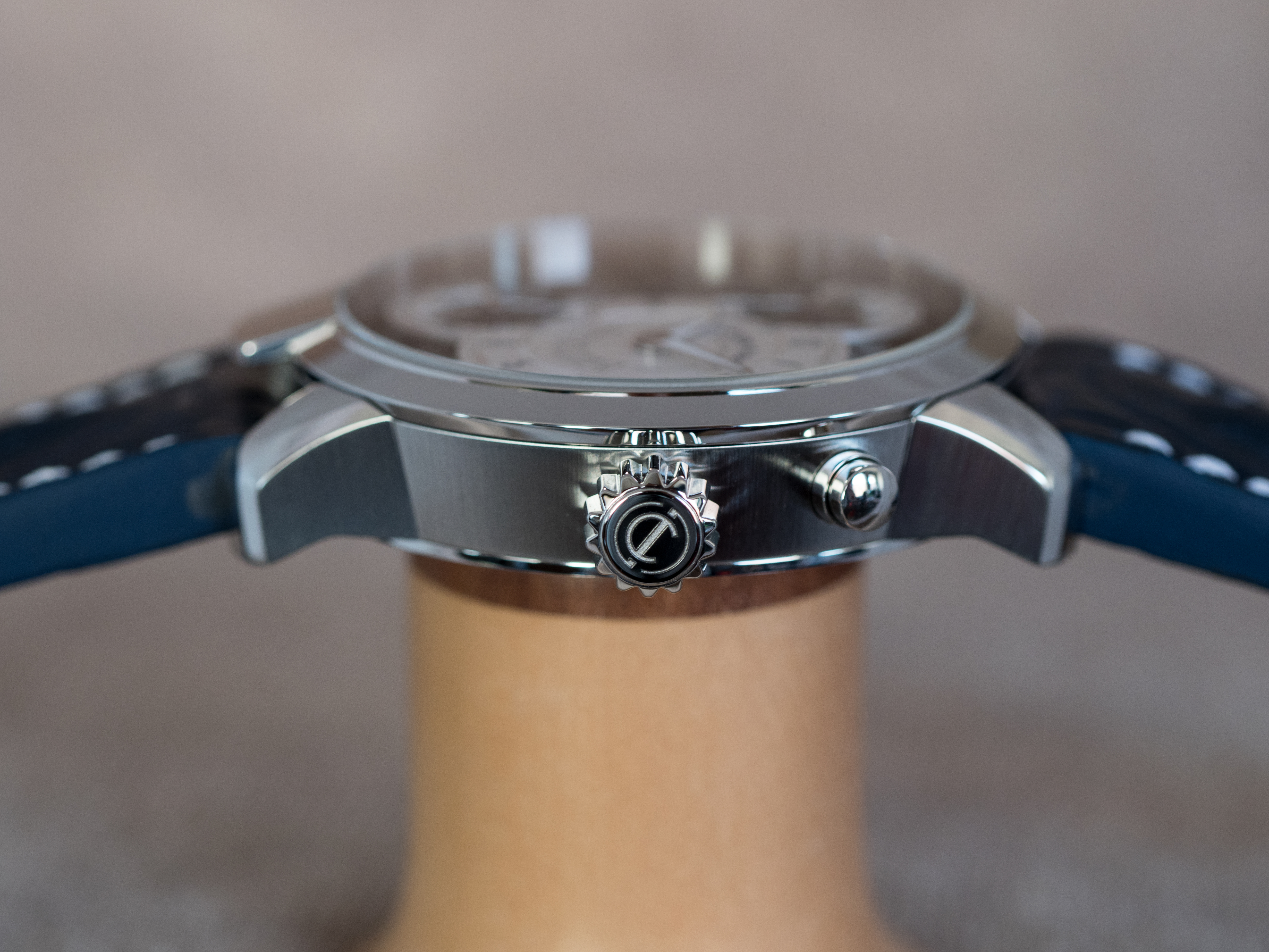 Armin Strom Mirrored Force Resonance "Water" case flank and crown