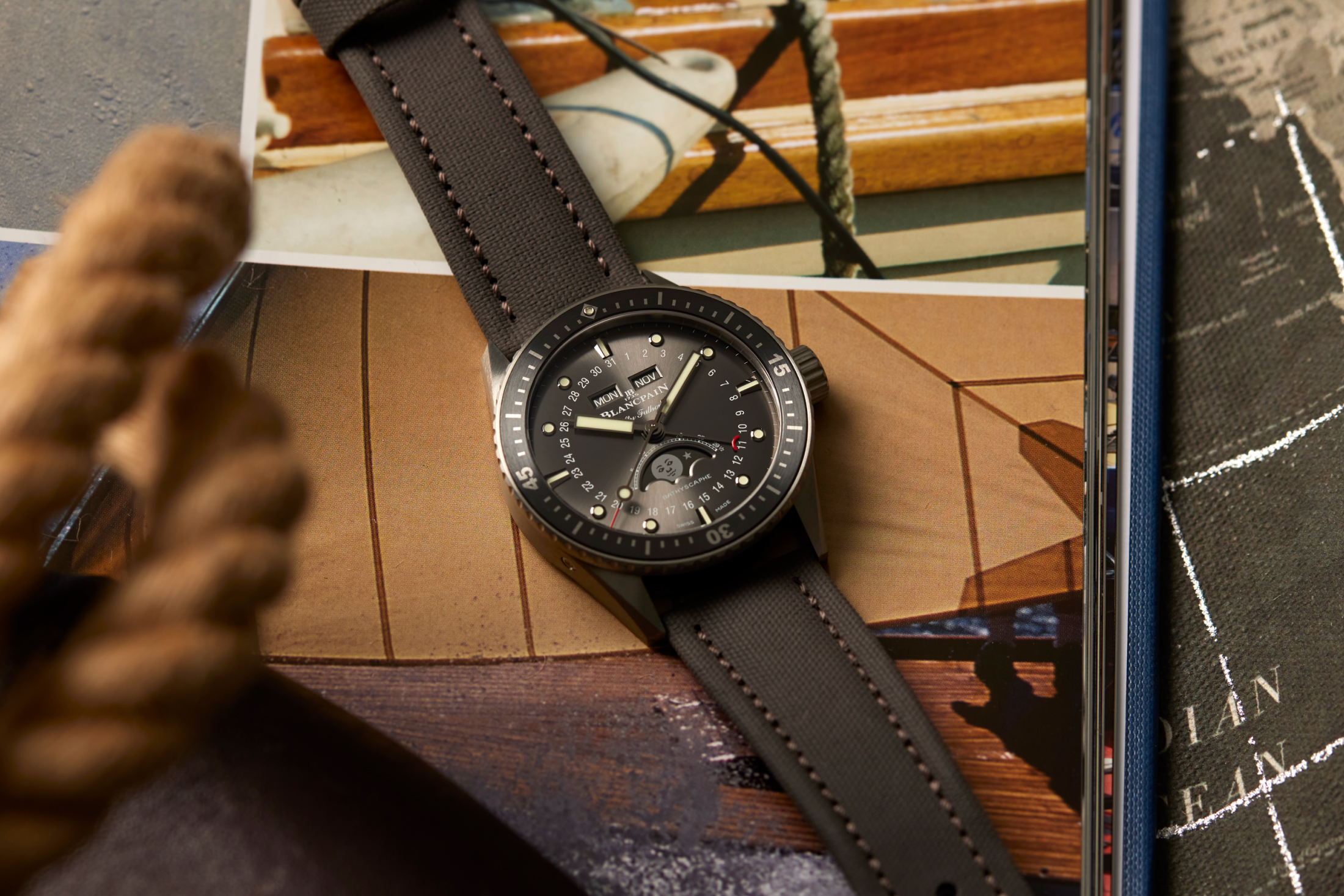 Bathyscaphe Quantième Complet Phases de Lune In Titanium