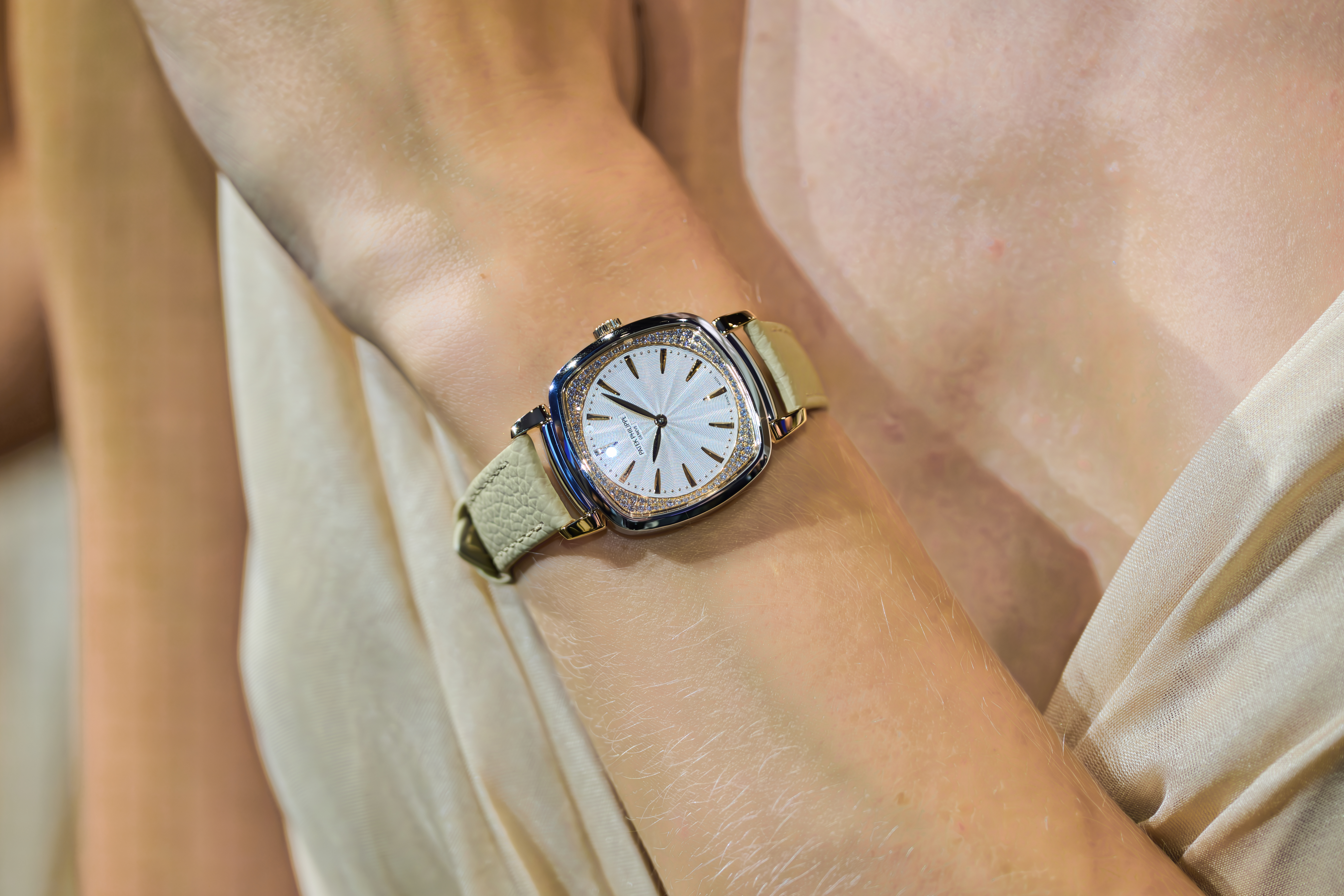 Introducing: Patek Philippe Revisits The Ladies First With The New Gondolo (Live Pics)