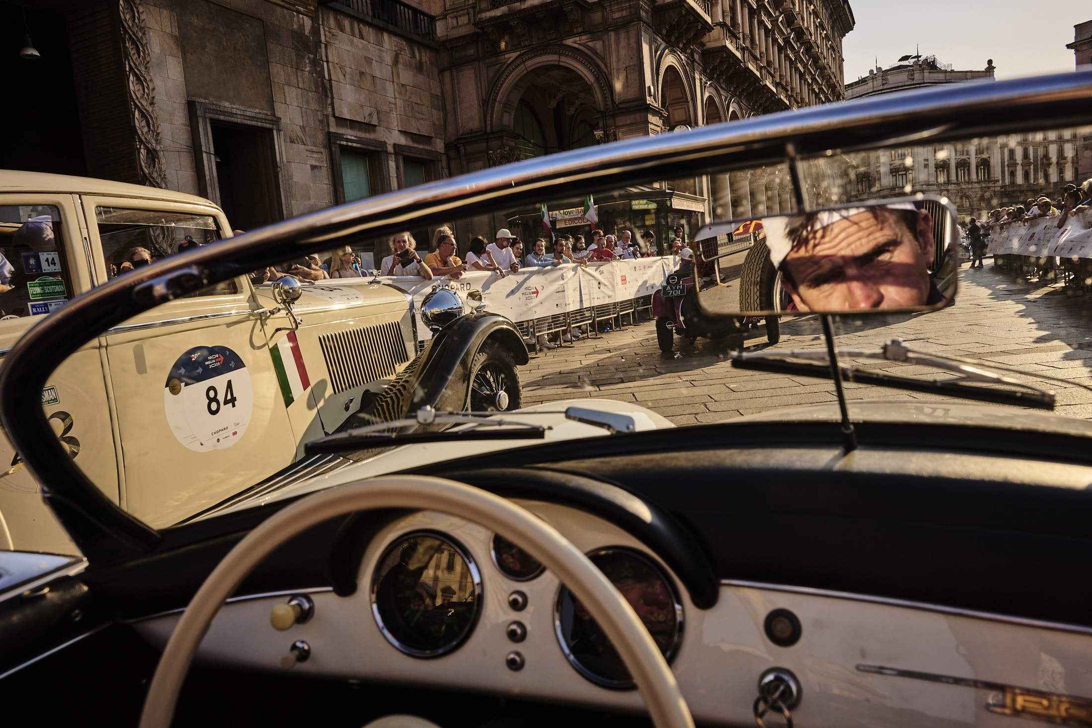 Traffic in the Piazza del Duomo
