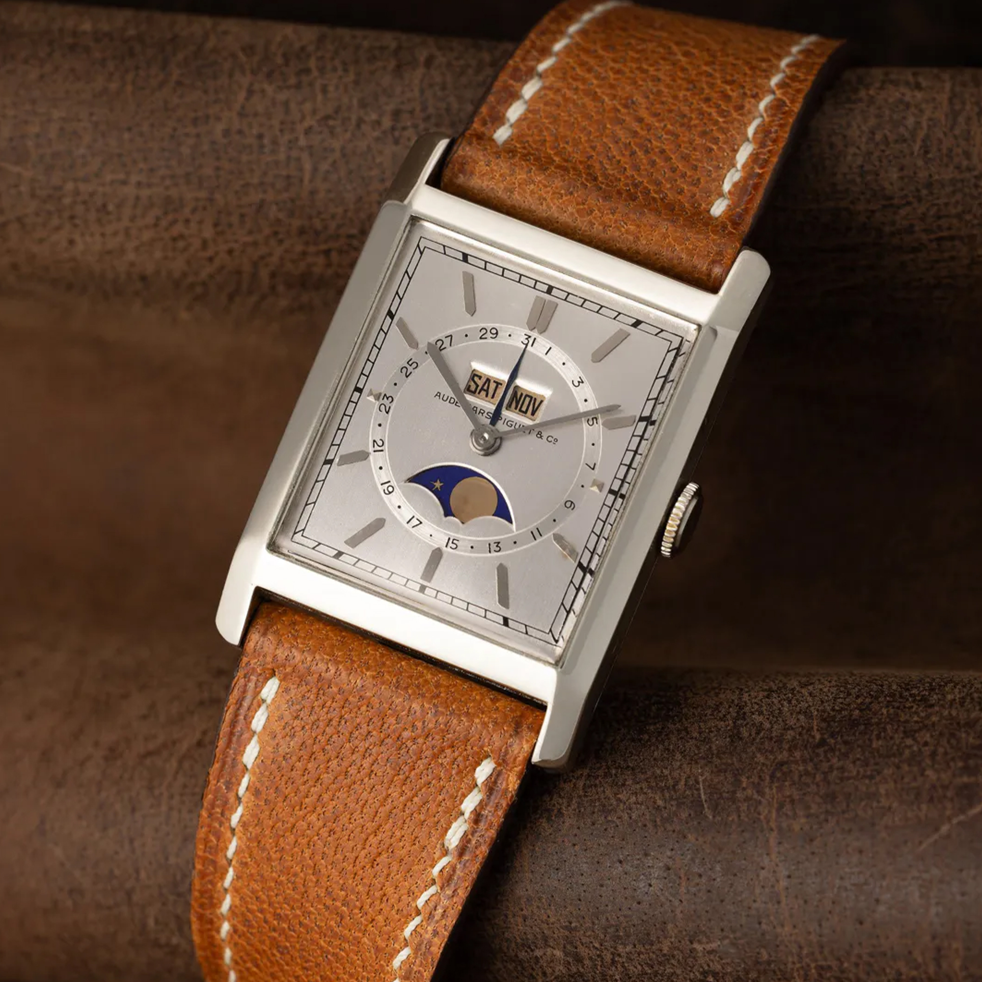 A white gold 1931 AP calendar