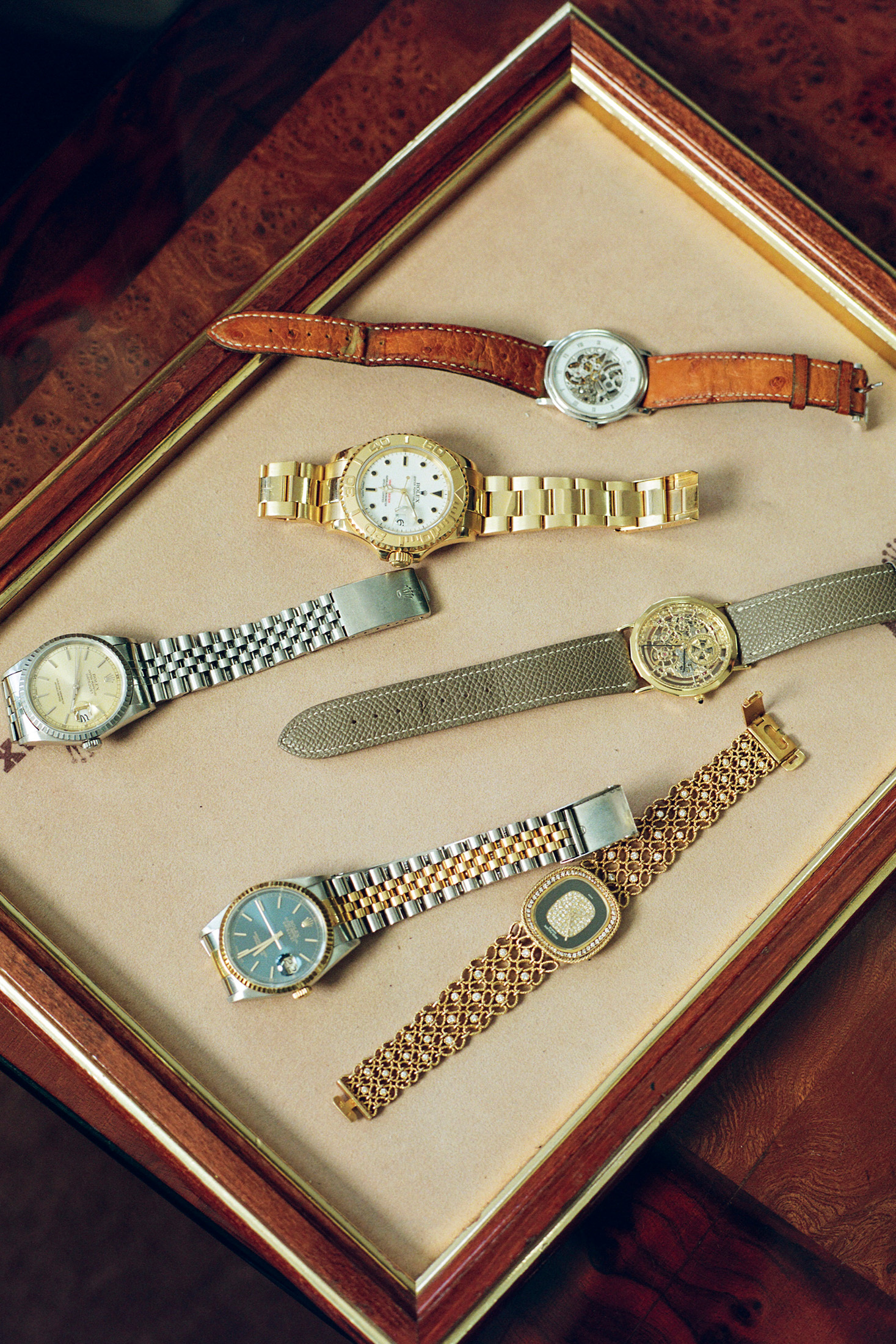 A tray of watches