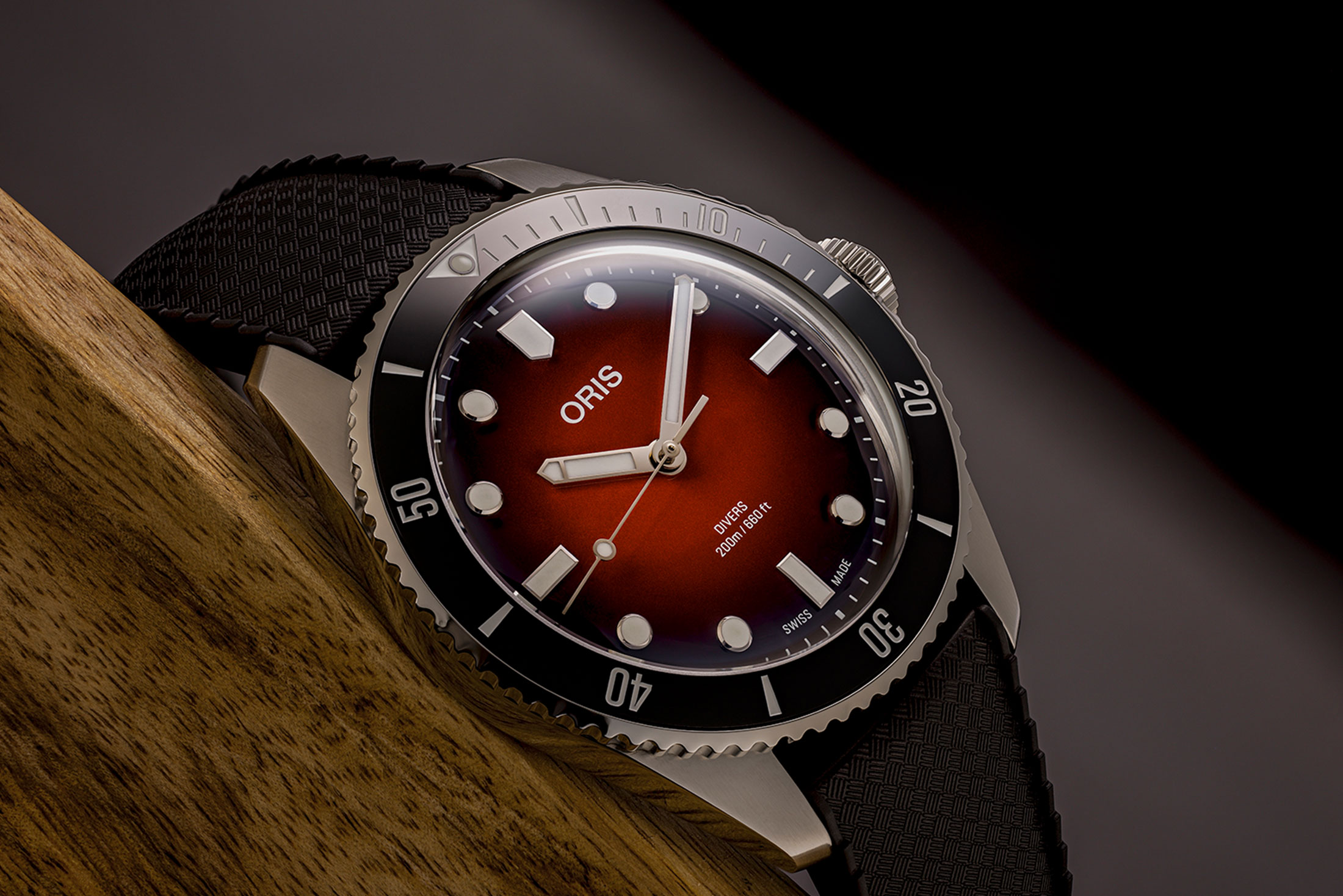 ORIS ダイバーズウォッチ 黒赤 Oris x RedBar divers watch: A collaborative limited edition