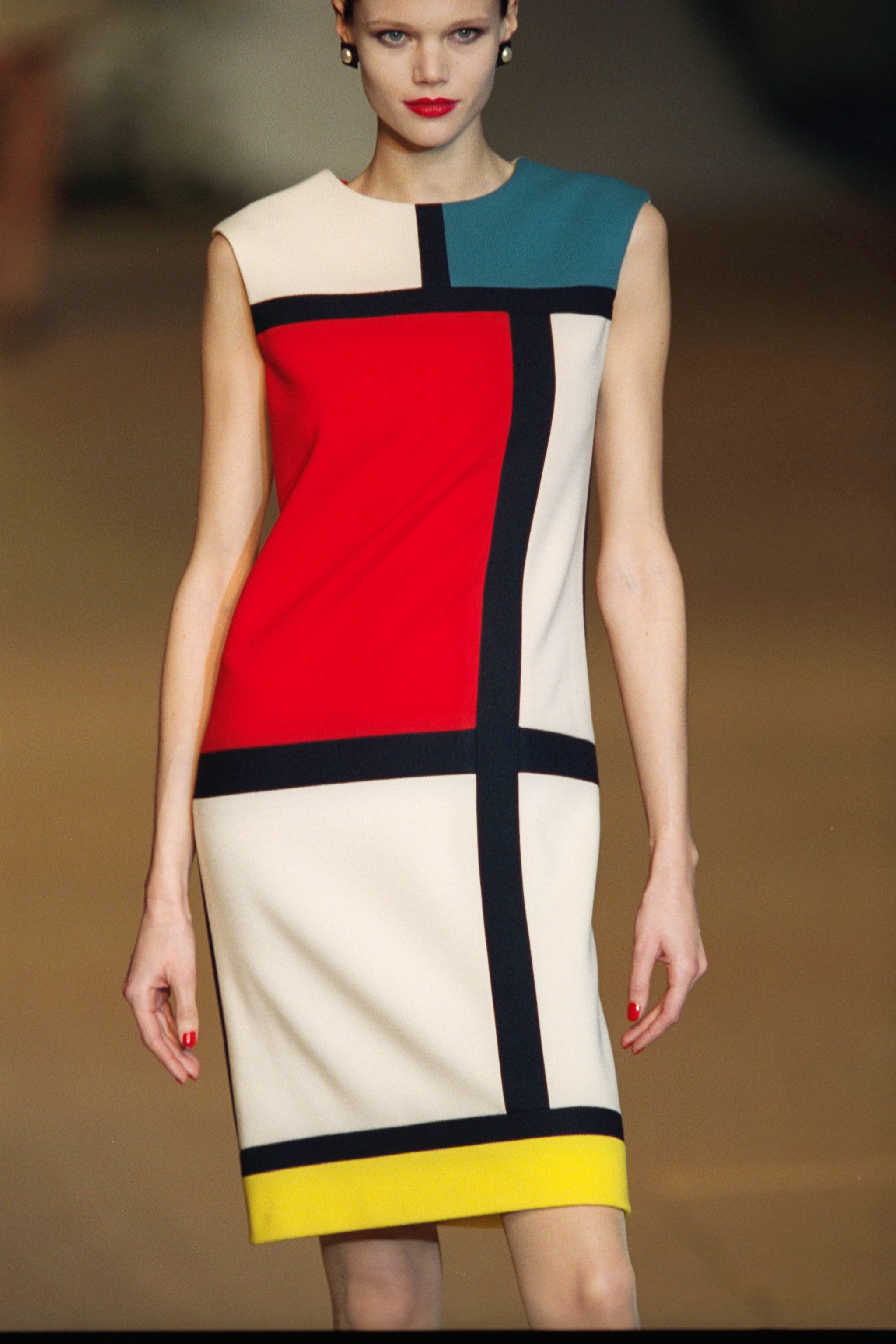 Yves Saint Laurent fashion show : Haute-Couture spring-summer 2002